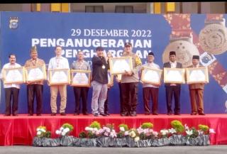 Ketua PWI Riau Zulmansyah Raih Medali Penghargaan dari Kapolda Riau M Iqbal